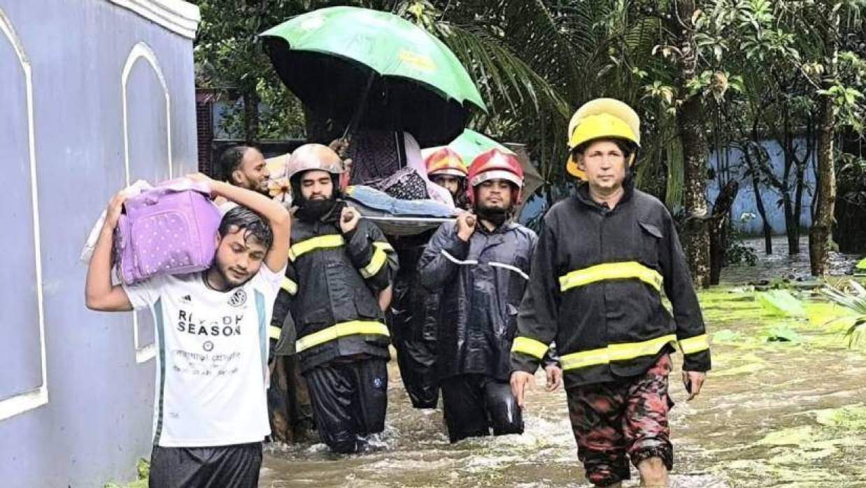 পানিবন্দি অন্তঃসত্ত্বা গৃহবধূকে হাসপাতালে নিয়ে যাচ্ছেন ফায়ার সার্ভিসের সদস্যরা