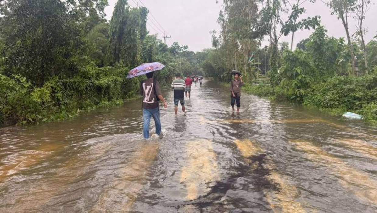 ভারী বর্ষণ ও পাহাড়ি ঢলে ডুবে গেছে কেরানীহাট-বান্দরবান মহাসড়ক