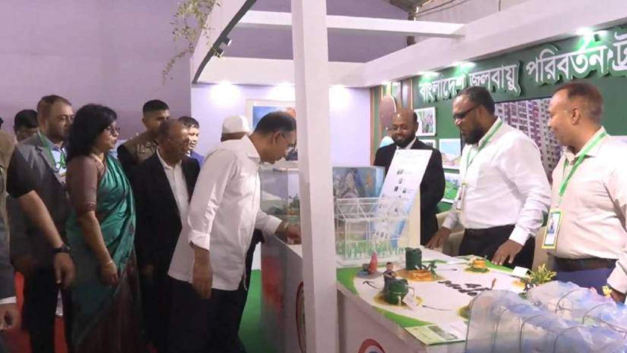 রাজধানীর চীন-মৈত্রী সম্মেলন কেন্দ্রে নোবিপ্রবির অধ্যাপক ড. মো. মহিনুজ্জামানের প্রদর্শনী দেখছেন প্রধানমন্ত্রী তারেক রহমান