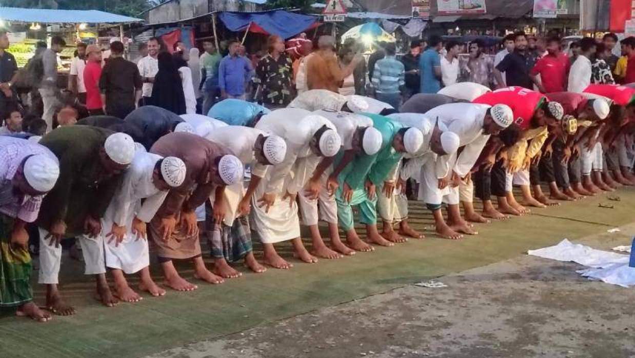 রেললাইনে মাগরিবের নামাজ আদায় করেছেন স্থানীয় লোকজন