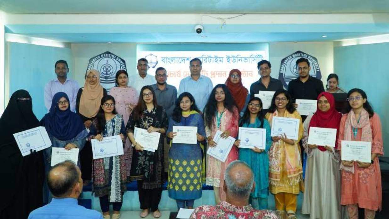 বৃত্তিপ্রাপ্ত শিক্ষার্থীদের একাংশ