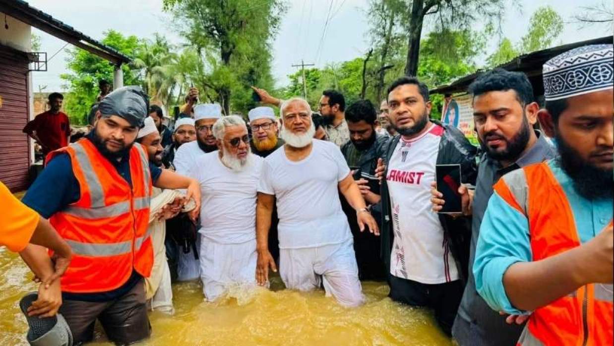 বাঁশখালী উপজেলার বন্যাকবলিত এলাকাগুলো পরিদর্শনে ডা. শফিকুর রহমান