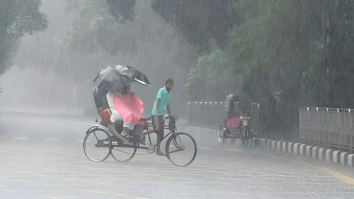 রাতেই ১৭ জেলায় অতিভারী বৃষ্টির আভাস