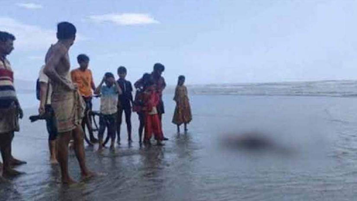 সৈকতে ভেসে আসা মরদেহ দেখছেন স্থানীয় লোকজন