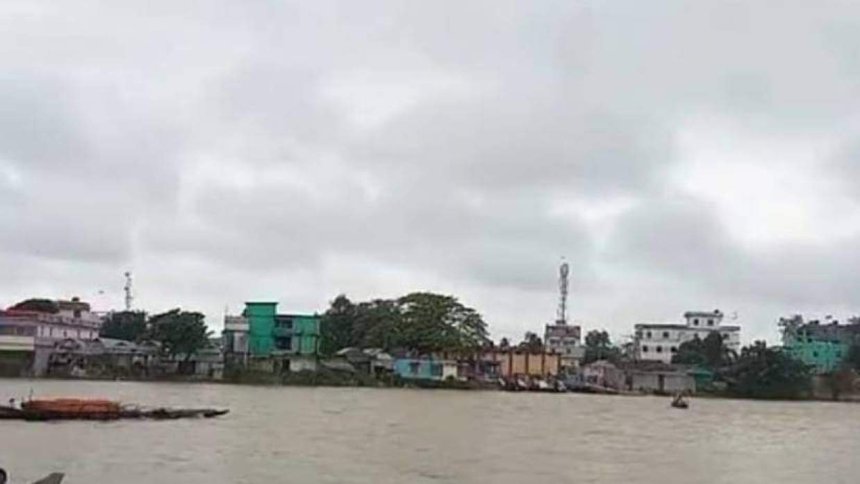 উপদাখালী নদীর পানি বেড়ে বিপৎসীমা ছুঁয়ে বইছে