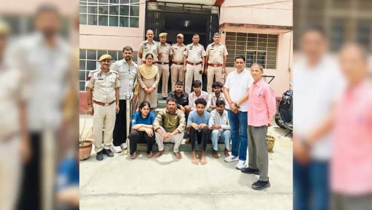  অভিযুক্ত ছাত্রী ও পুলিশ 