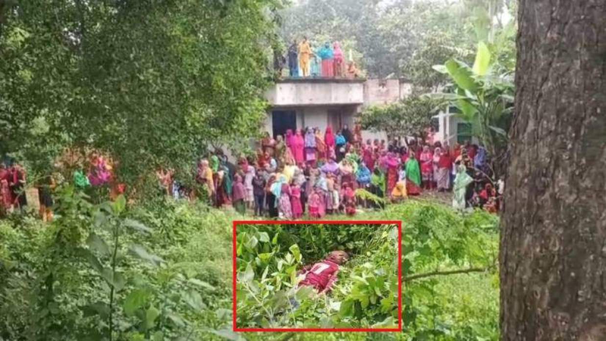 মরদেহ দেখছেন উৎসুক মানুষ। শনিবার সকালে পাবনা সদরের ভাড়ারা লালগোলা এলাকায়