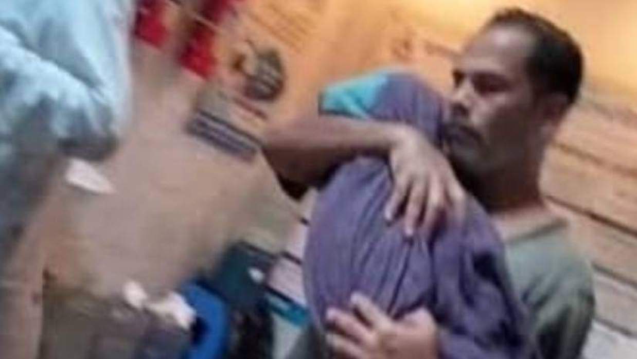 স্বজনের কোলে পানিতে ডুবে মারা যাওয়া শিশু