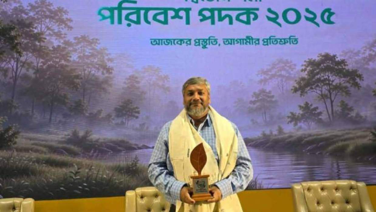 দ্বিজেন শর্মা পরিবেশ পদক হাতে অধ্যাপক ড. কাজী আহসান হাবীব
