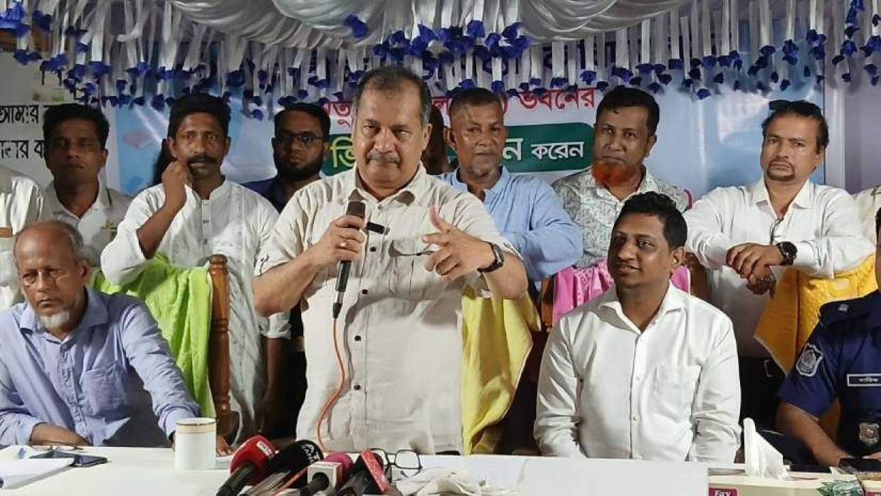 গৌরনদী উপজেলার নলচিড়া মাধ্যমিক বিদ্যালয়ের নতুন ভবনের নির্মাণকাজের উদ্বোধন অনুষ্ঠানে বক্তব্য দিচ্ছেন তথ্যমন্ত্রী