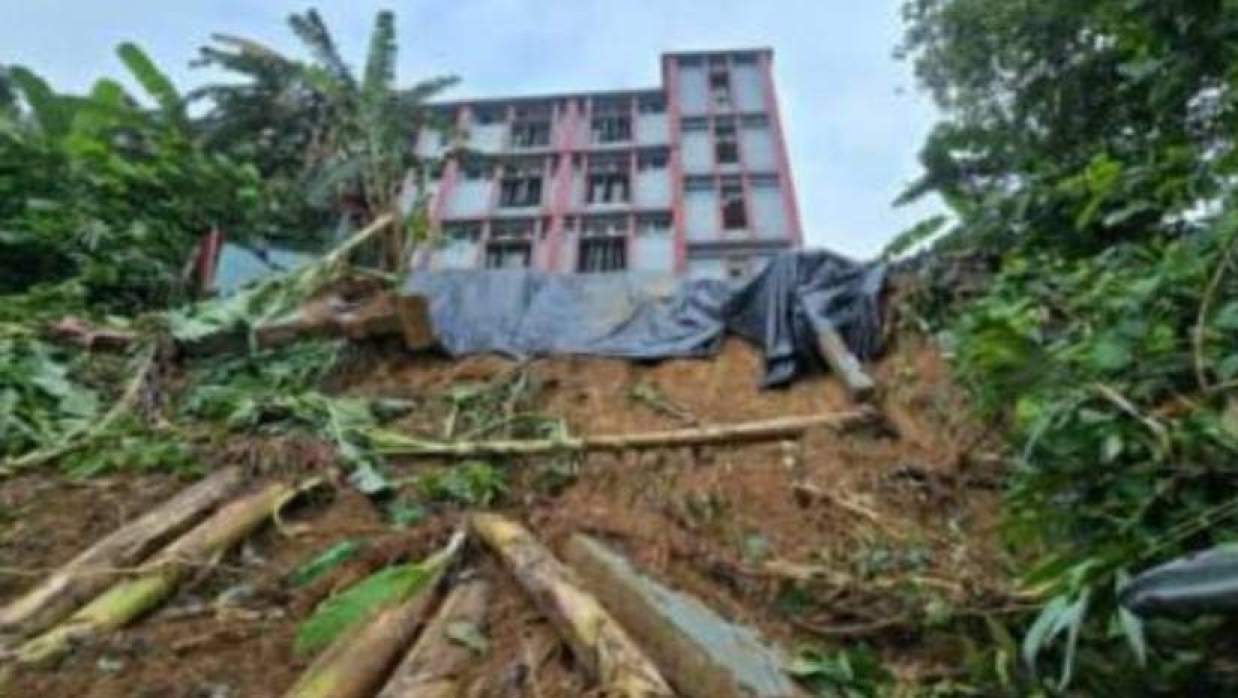 মাটি ধসে পড়ায় ঝুঁকিমুখে পড়েছে স্কুল ভবনটি