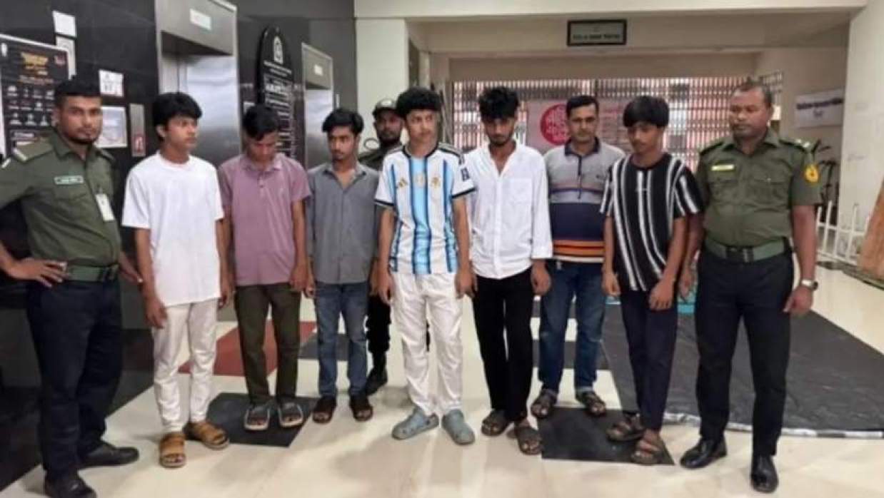  ৬ শিক্ষার্থী আটক