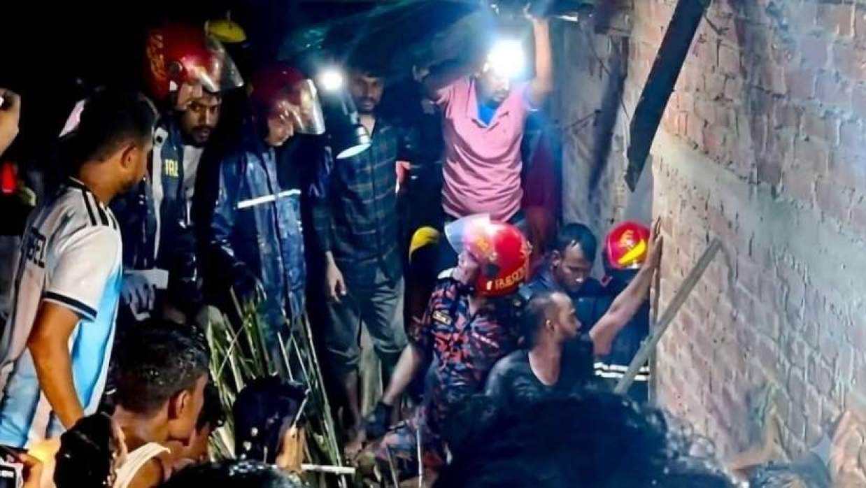  পাহাড়ধসে মাটিচাপা পড়ে গৃহবধূর মৃত্যু