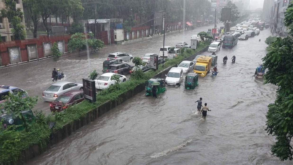 টানা বৃষ্টিতে রাজধানীর সড়কে হাঁটু সমান পানি