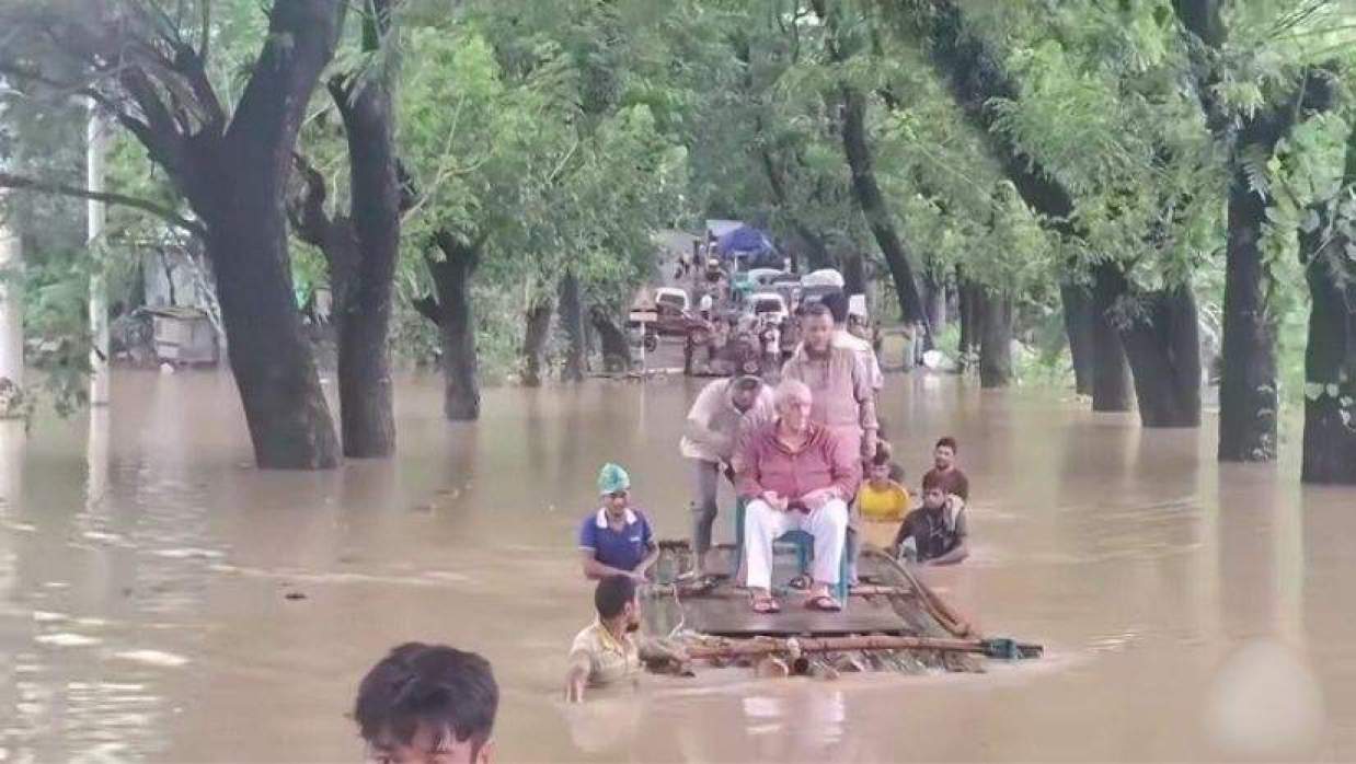 ভেলায় এমপি সাচিং প্রু জেরী