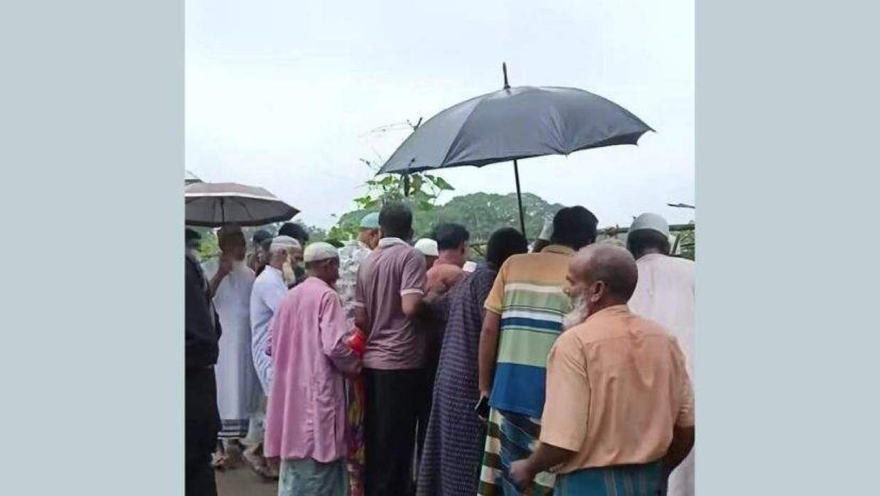 ঘটনাস্থলে মানুষের ভীড়