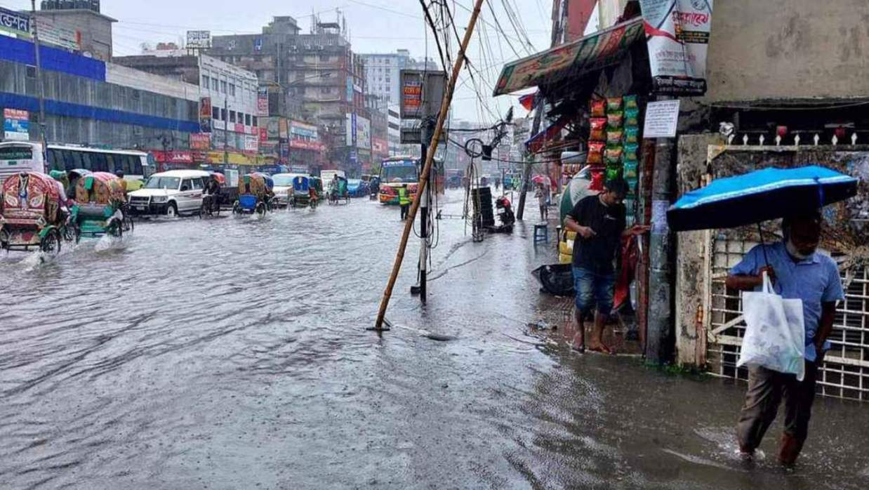 রাজধানীতে তুমুল বৃষ্টিতে জলাবদ্ধতা