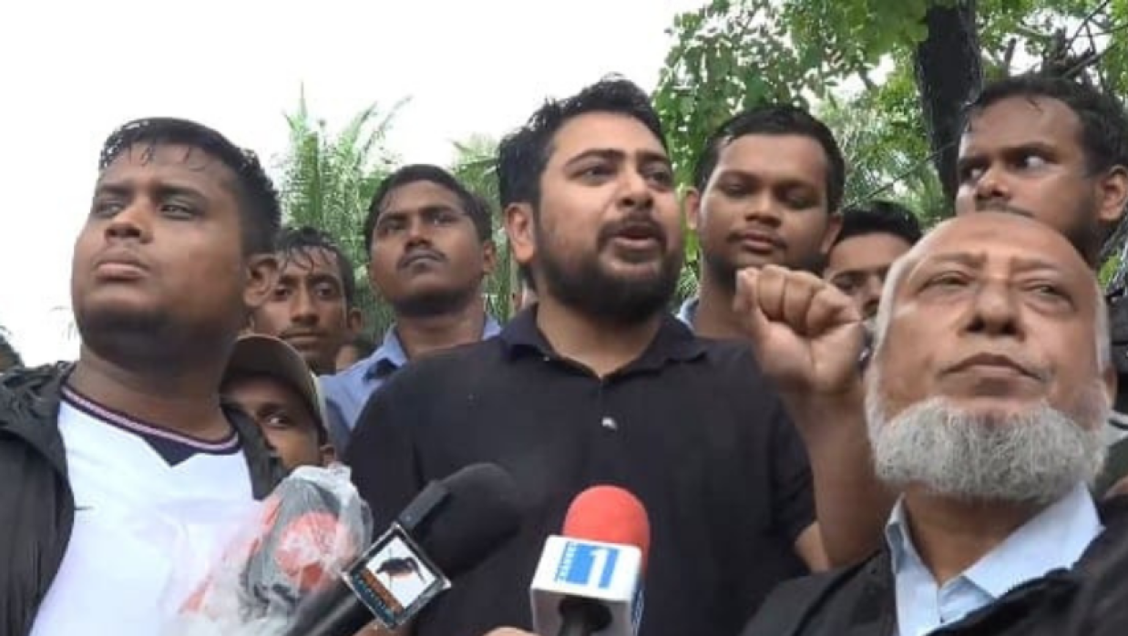 চট্টগ্রামে পানিবন্দী মানুষের মাঝে ত্রাণ বিতরণকালে নাহিদ ইসলাম