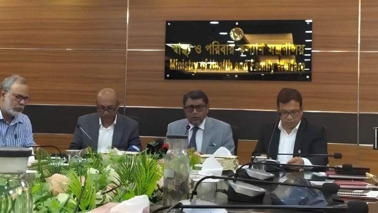 সচিবালয়ে স্বাস্থ্য ও পরিবার কল্যাণ মন্ত্রণালয়ের সম্মেলন কক্ষে কথা বলছেন স্বাস্থ্যমন্ত্রী সরদার মো. সাখাওয়াত হোসেন বকুল
