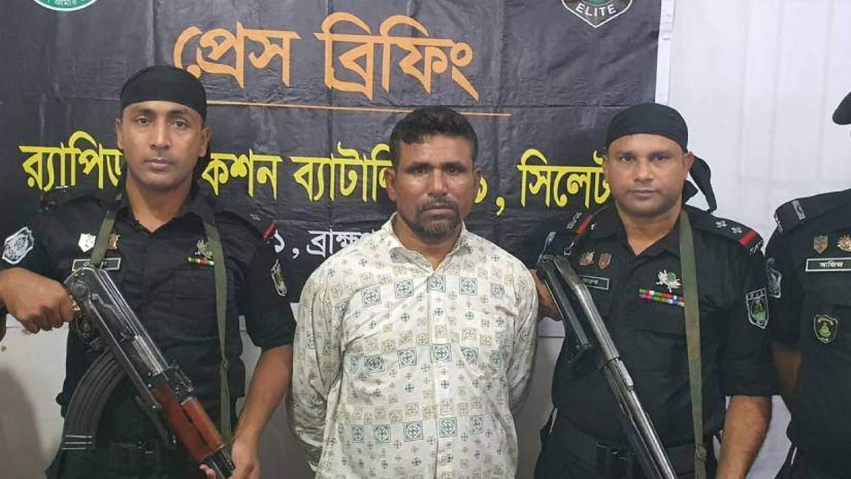 গ্রেপ্তার শফিক ডাকাত (মাঝে)