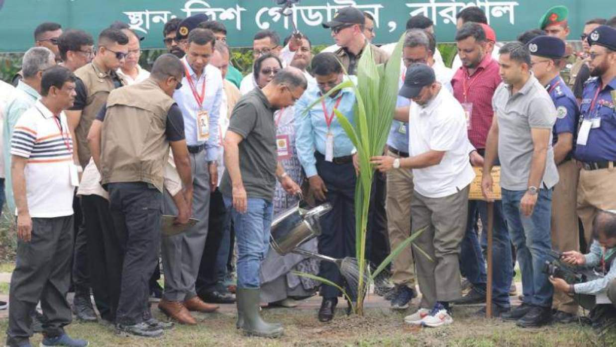 নিজ হাতে গাছের চারা রোপণ করার পর পানি দিচ্ছেন প্রধানমন্ত্রী তারেক রহমান