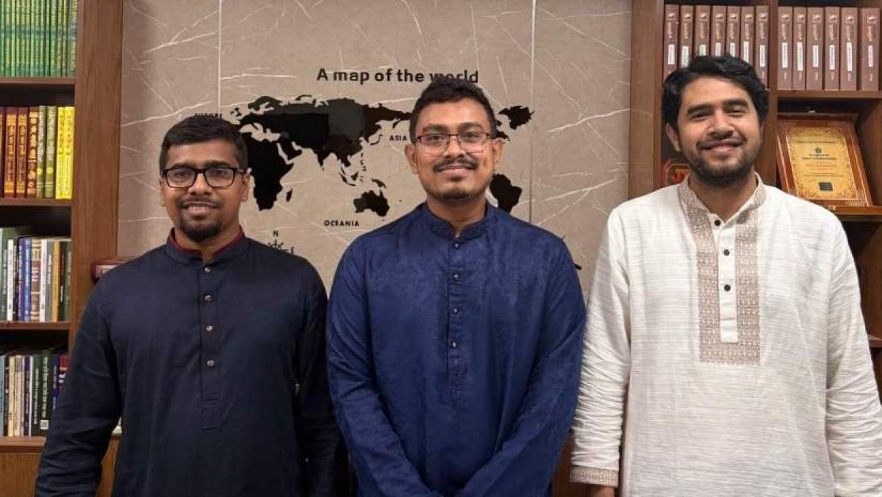বিদায়ের ঘোষণা দিয়ে ছবিটি শেয়ার করেছেন সাদিক কায়েম নিজে (মাঝে), এতে কেন্দ্রীয় সভাপতি ও সাধারণ সম্পাদকের সঙ্গে রয়েছেন তিনি
