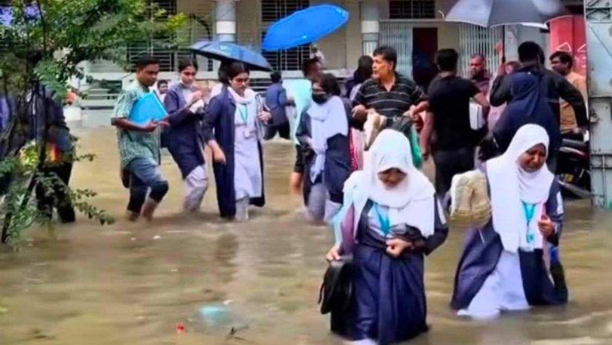 জলাবদ্ধতায় এইচএসসি পরীক্ষার্থীরা
