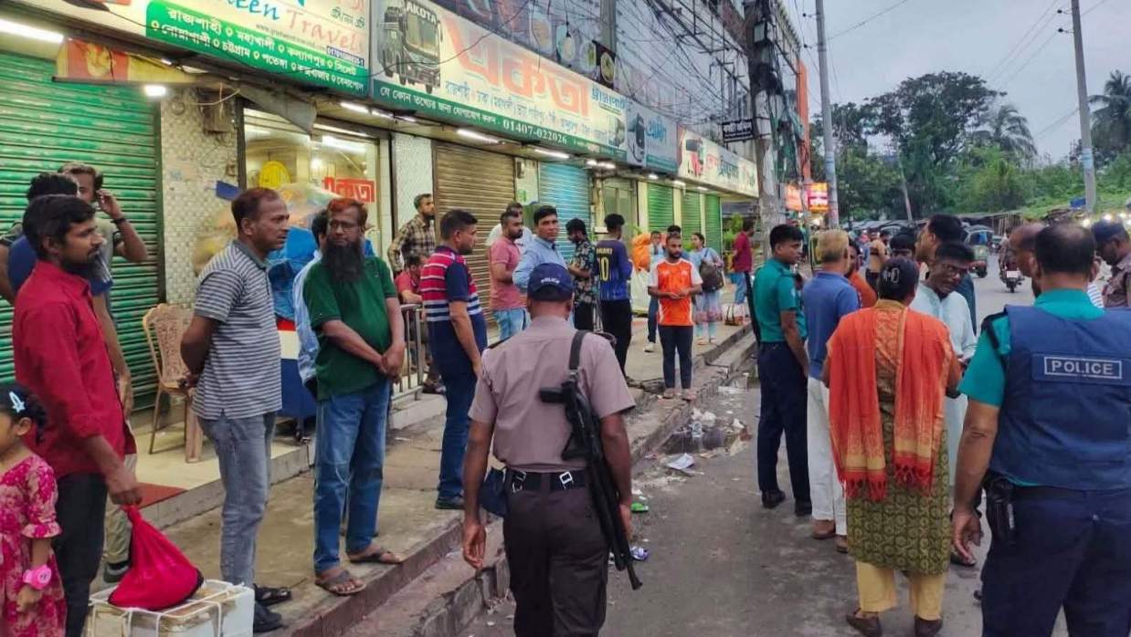 বাস কাউন্টারে যাত্রীদের ভীড়