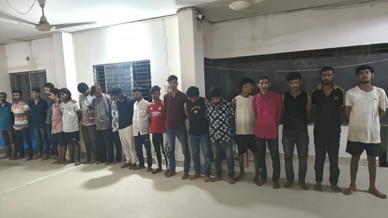 গাজীপুরের টঙ্গীতে মাদকবিরোধী অভিযান চালিয়ে হাজি মাজার বস্তি থেকে ২০ জনকে আটক করেছে পুলিশ