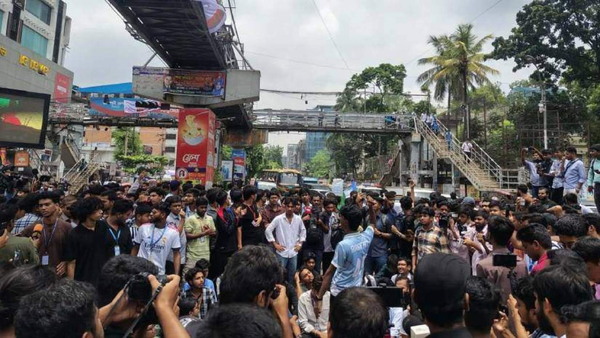 সায়েন্স ল্যাব অবরোধ করে এইচএসসি পরীক্ষার্থীদের বিক্ষোভ