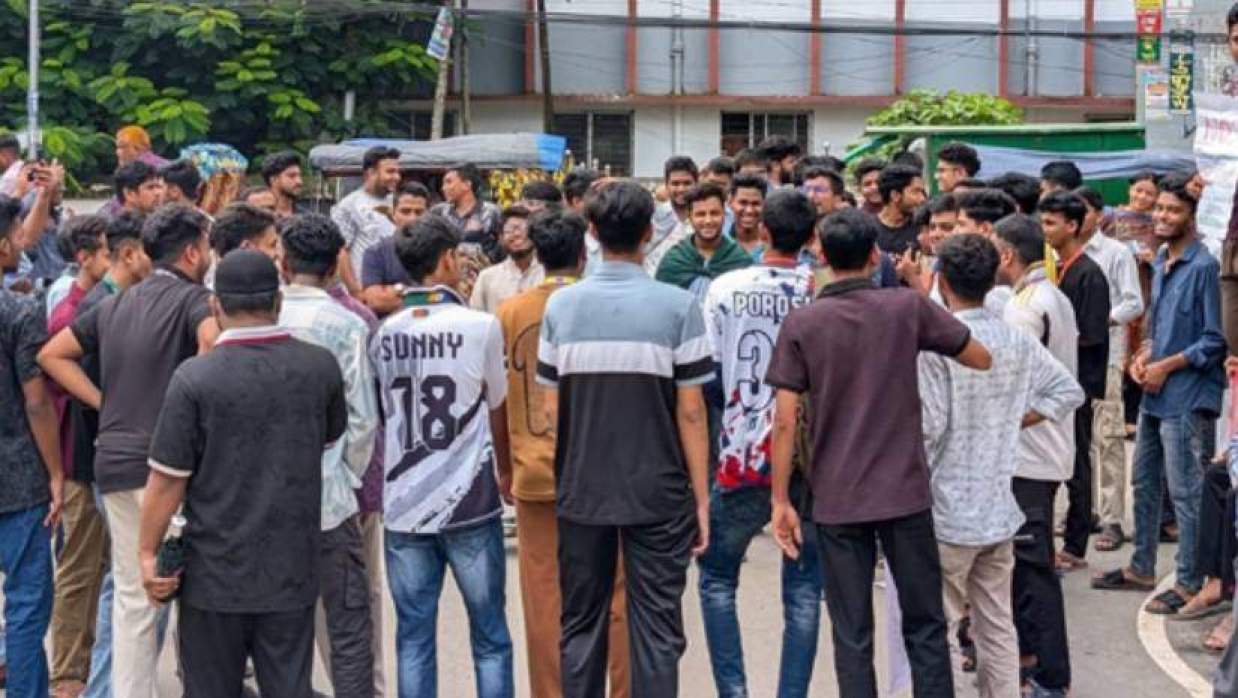 ময়মনসিংহ নগরের টাউন হল মোড়ে এইচএসসি পরীক্ষার্থীদের বিক্ষোভ