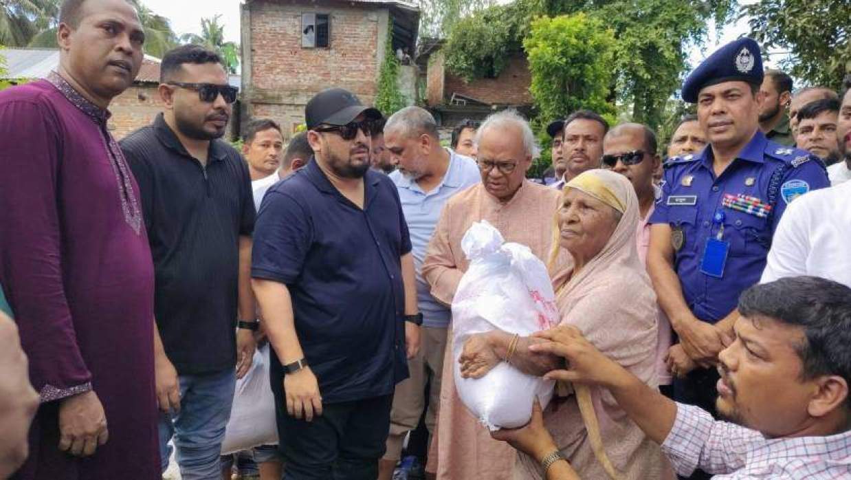 বন্যাদুর্গতকে ত্রাণ তুলে দিচ্ছেন রুহুল কবির রিজভী