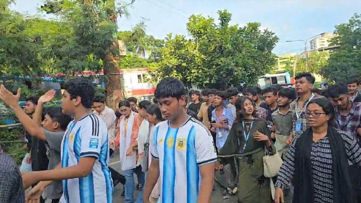 সংসদ অভিমুখে শিক্ষার্থীরা