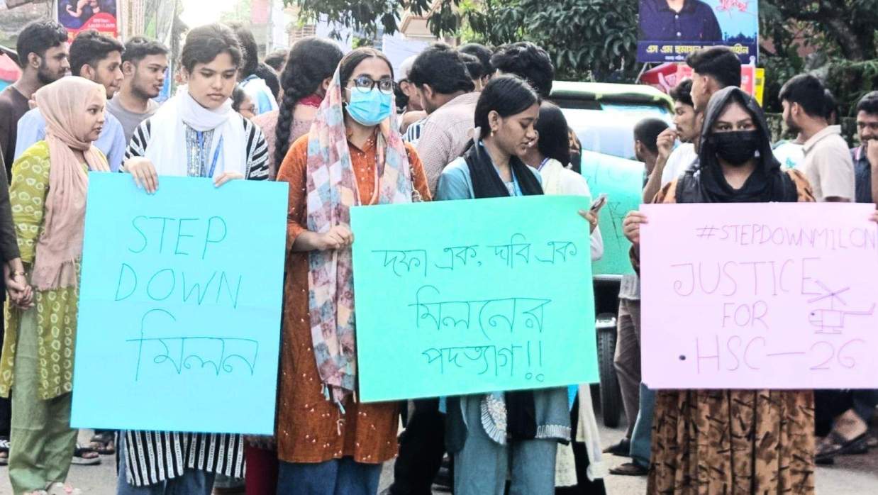 শিক্ষামন্ত্রীর পদত্যাগ দাবিতে বরগুনায় শিক্ষার্থীদের বিক্ষোভ