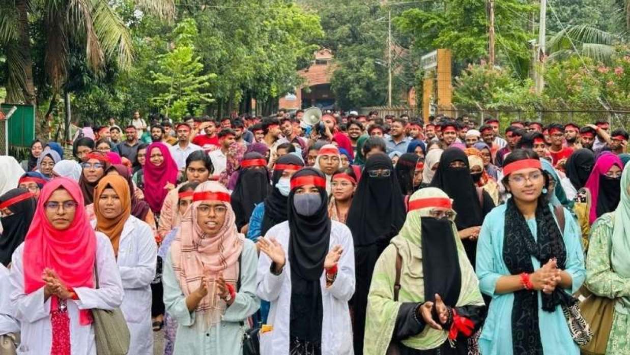 মাথা ও হাতে লাল কাপড় বেঁধে ক্যাম্পাসে বিক্ষোভ মিছিল