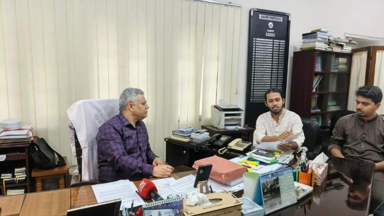 উপাচার্যের কাছে তালিকা হস্তান্তর করল রাকসু