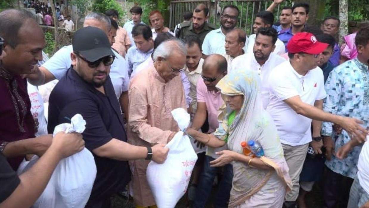 বন্যাকবলিত অঞ্চল পরিদর্শন এবং ক্ষতিগ্রস্ত মানুষের মধ্যে ত্রাণ বিতরণকালে ব্যারিস্টার মীর মোহাম্মদ হেলাল