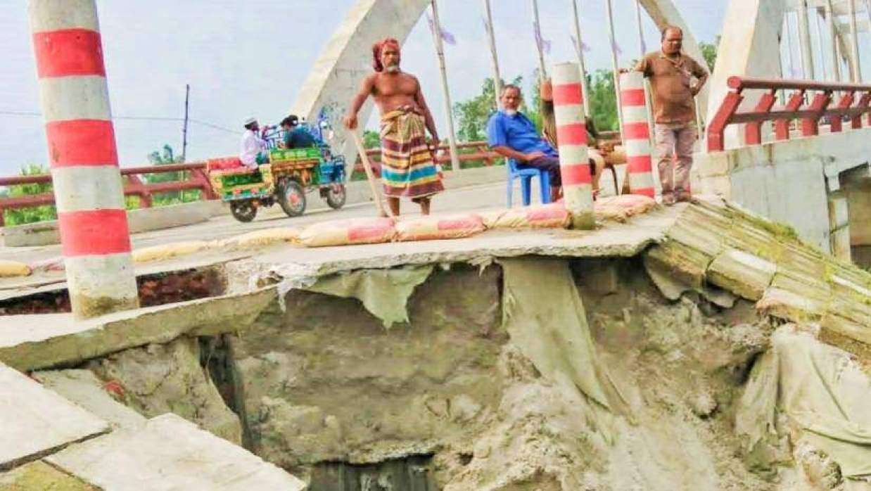 হরিপুর-চিলমারী মওলানা ভাসানী তিস্তা সেতুর সংযোগ সড়কের একাংশ ধস গেছে