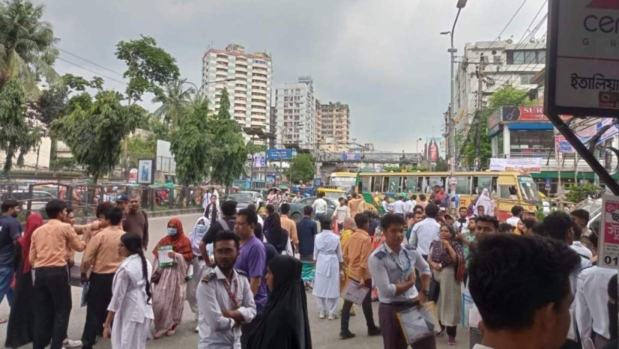 সাইন্সল্যাব মোড় অবরোধ