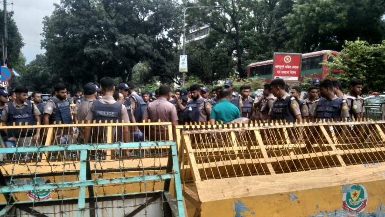 পুলিশের ব্যারিকেড