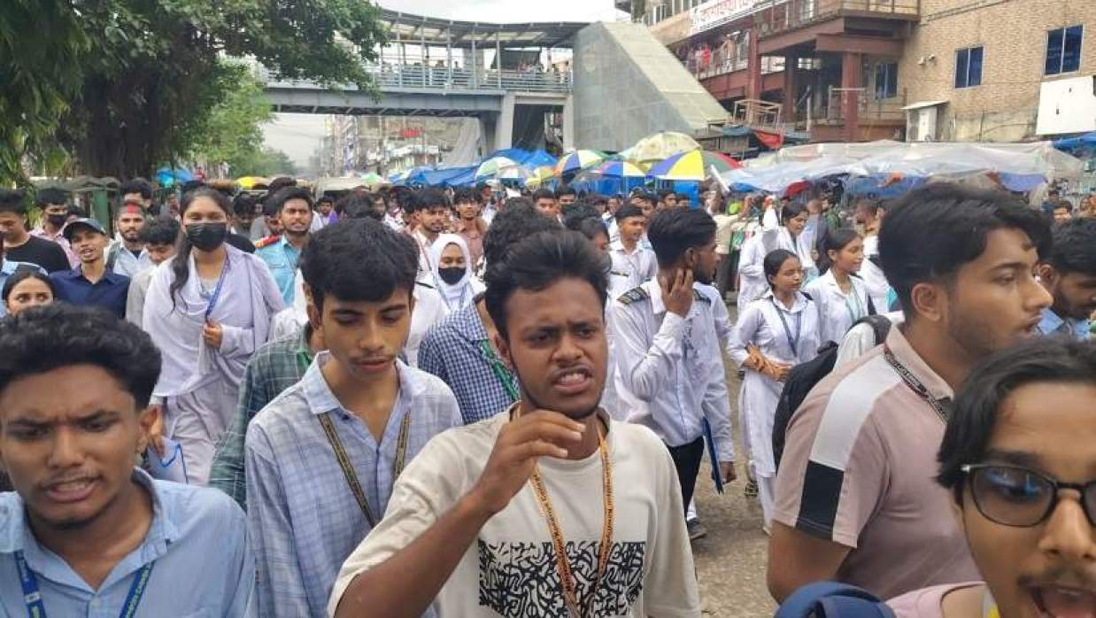 উচ্চমাধ্যমিকের পরীক্ষার্থীদের বিক্ষোভ মিছিল