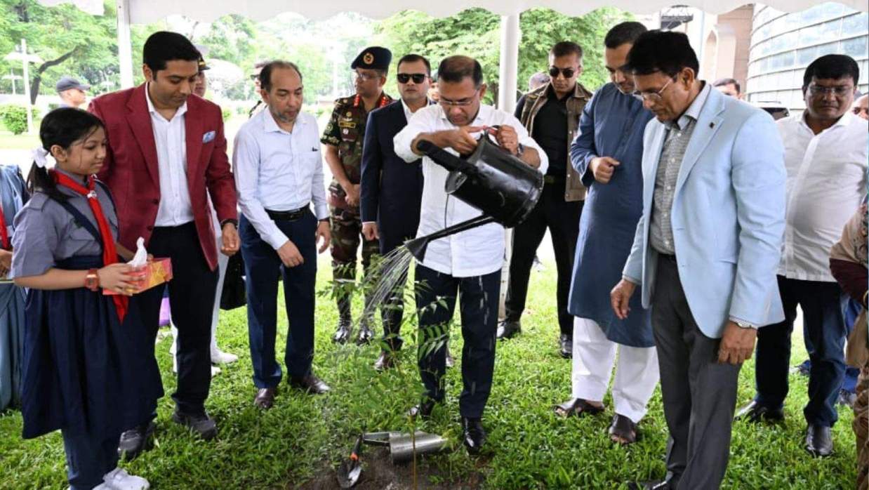 গাছ রোপণ করলেন প্রধানমন্ত্রী