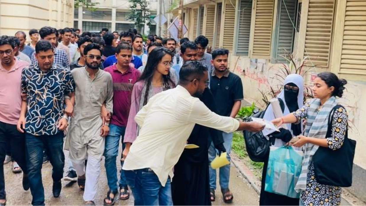 সচেতনতামূলক লিফলেট বিতরণ
