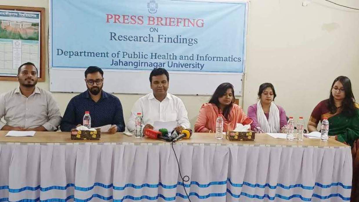 সংবাদ সম্মেলনে গবেষণার ফলাফল তুলে ধরেন পাবলিক হেলথ অ্যান্ড ইনফরমেটিকস বিভাগের চেয়ারম্যান ও সহযোগী অধ্যাপক ড. মো. সাখাওয়াত হোসেন