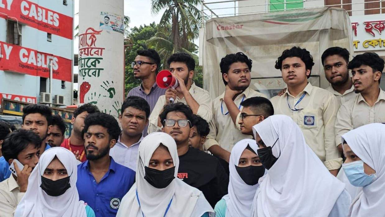 শিক্ষামন্ত্রীর পদত্যাগের দাবিতে লক্ষ্মীপুরে বিক্ষোভ