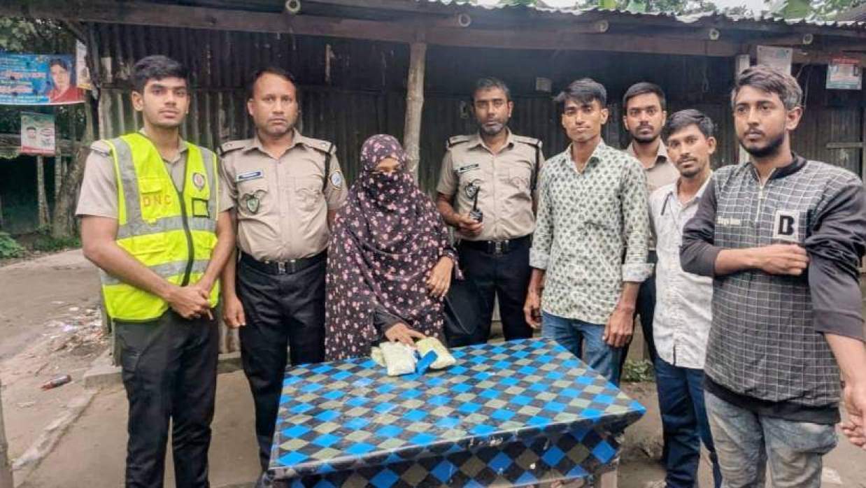 গ্রেপ্তার মরিয়ম বেগম (মাঝে)