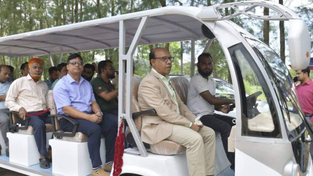 ইলেকট্রনিক কারে চড়েন উপাচার্যসহ অন্যরা