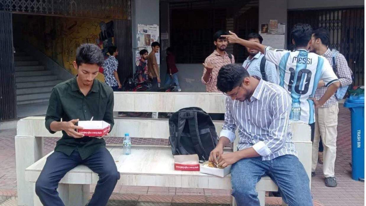 প্রথমদিনই ‘হাইকোর্ট’ দেখালেন ক্যাফেটেরিয়া পরিচালক, নবীনবরণের খাবার নিয়ে দিলেন না ঢুকতে