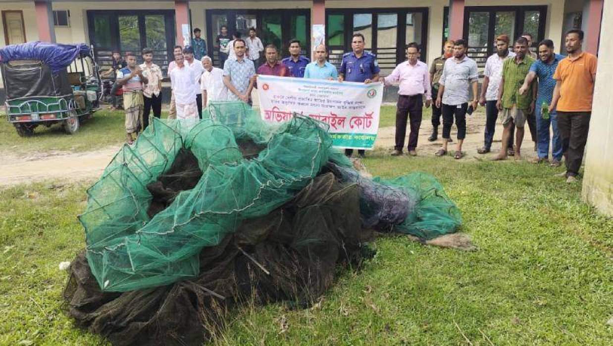 নেত্রকোনায় বিপুল পরিমাণ অবৈধ জাল পুড়িয়ে ধ্বংস