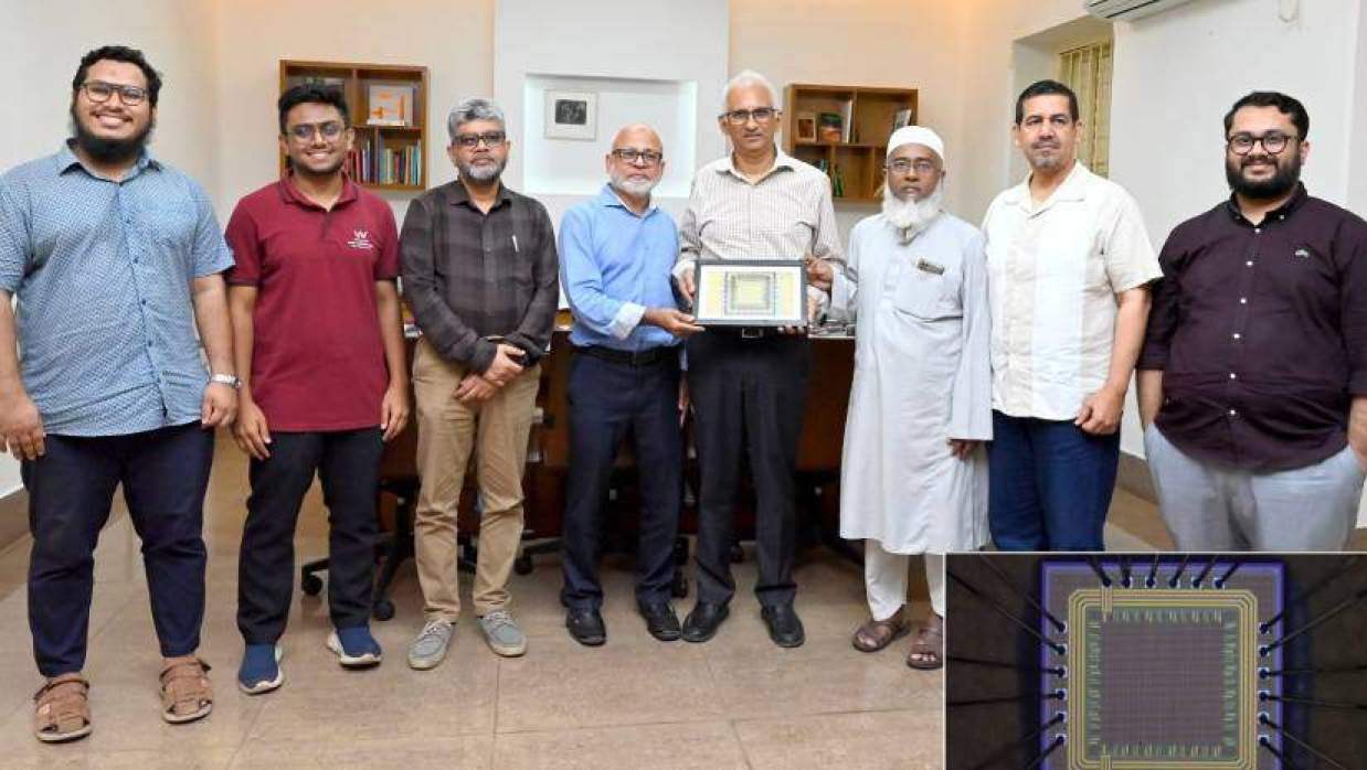  বুয়েটের উপ-উপাচার্য অধ্যাপক ড. আব্দুল হাসিব চৌধুরীর কাছে তৈরি করা চিপটির একটি স্মারক হস্তান্তর করা হয়